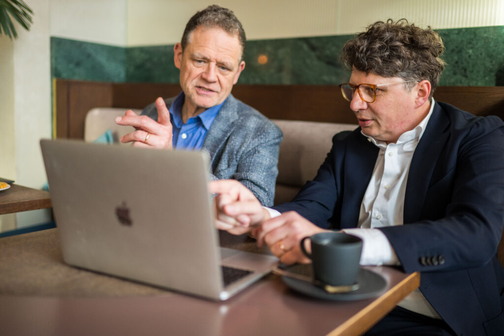 Founders Laurent en Peter in discussie